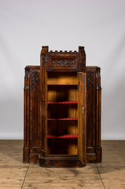 Cinq armoires &agrave; une porte de style n&eacute;o-gothique en ch&ecirc;ne richement sculpt&eacute;es, 19/20&egrave;me