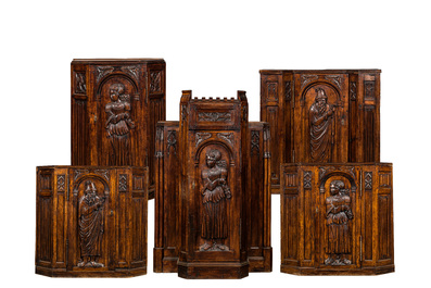 Cinq armoires &agrave; une porte de style n&eacute;o-gothique en ch&ecirc;ne richement sculpt&eacute;es, 19/20&egrave;me