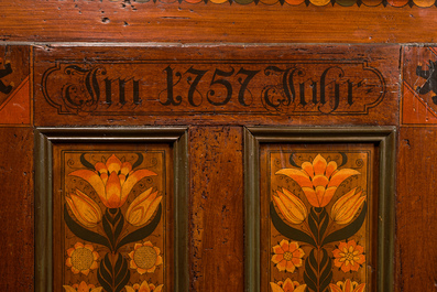Une armoire &agrave; trois portes en bois polychrome &agrave; d&eacute;cor floral, Hongrie, 19&egrave;me