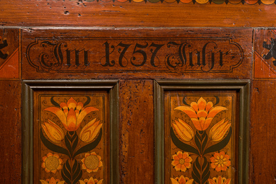 Een Hongaarse polychrome houten driedeurskast met floraal decor, 19e eeuw