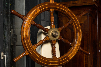 Een houten stuurwiel van een boot, 20e eeuw