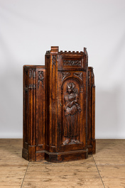 Cinq armoires &agrave; une porte de style n&eacute;o-gothique en ch&ecirc;ne richement sculpt&eacute;es, 19/20&egrave;me