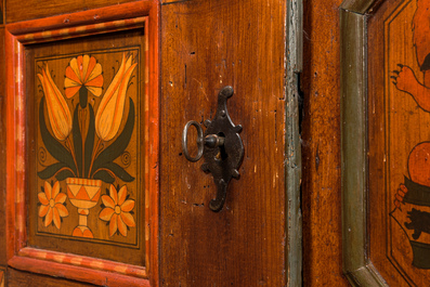 Een Hongaarse polychrome houten driedeurskast met floraal decor, 19e eeuw