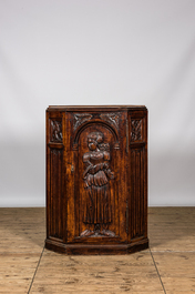 Cinq armoires &agrave; une porte de style n&eacute;o-gothique en ch&ecirc;ne richement sculpt&eacute;es, 19/20&egrave;me