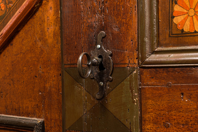 Une armoire &agrave; trois portes en bois polychrome &agrave; d&eacute;cor floral, Hongrie, 19&egrave;me