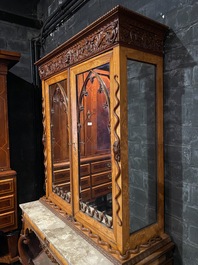 Cabinet de style n&eacute;o-gothique en noyer et placage de noyer sur pi&eacute;tement avec le dessus en marbre, 19/20&egrave;me