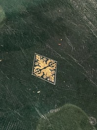 Een neogotisch notelaren en notenhoutfineer kabinet op voet met marmeren blad, 19/20e eeuw