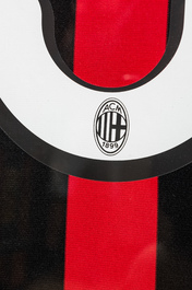 Maillot de football A.C. Milan encadr&eacute; et sign&eacute; par David Beckham