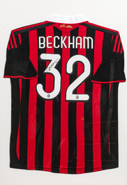 Maillot de football A.C. Milan encadr&eacute; et sign&eacute; par David Beckham