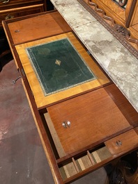 Een neogotisch notelaren en notenhoutfineer kabinet op voet met marmeren blad, 19/20e eeuw