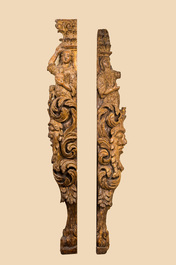 Een paar grote vergulde houten reli&euml;fs van zuilfragmenten met mascarons, 17e eeuw