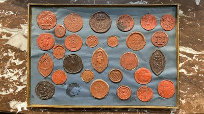 Een uitgebreide en gevarieerde collectie lakzegels, 19/20e eeuw