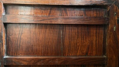 Une armoire &agrave; deux portes en bois aux montures en laiton, Chine, 20&egrave;me