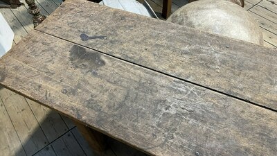 Een lange lage eikenhouten tafel, 17/18e eeuw