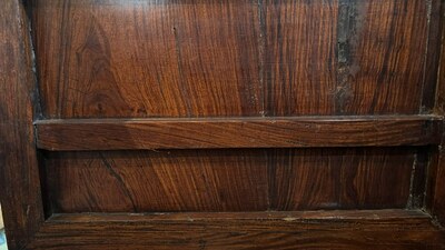 Une armoire &agrave; deux portes en bois aux montures en laiton, Chine, 20&egrave;me