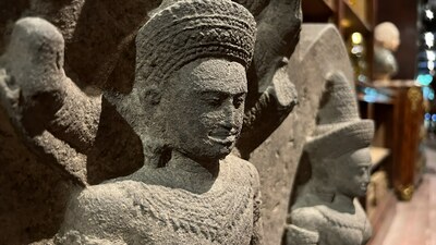 Grand relief en pierre sculpt&eacute;e de style Khmer, Cambodge