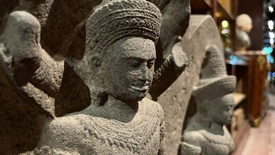 Een groot stenen Khmer-stijl reli&euml;f, Cambodja