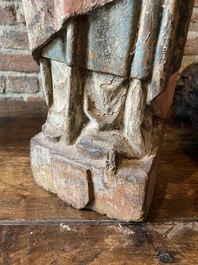 Saint &eacute;v&ecirc;que en ch&ecirc;ne sculpt&eacute; et polychrom&eacute; sur un base avec &eacute;cu, Flandres, vers 1500