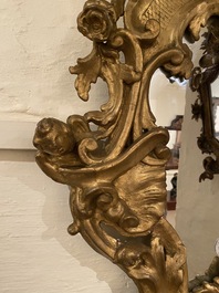 Grand miroir console en bois sculpt&eacute; et dor&eacute;, France, 18&egrave;me