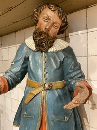 Een grote polychrome houten figuur van een edelman, 18/19e eeuw
