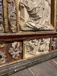 Huisaltaar in polychroom en verguld hout met de Heilige Familie, Itali&euml; of Spanje, 17e eeuw