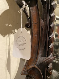 Miroir de style rococo en bois sculpt&eacute; et &eacute;bonis&eacute;, probablement Italie, 18/19&egrave;me