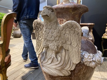 Une paire d'imposants vases en marbre &agrave; d&eacute;cor d'aigles, 20&egrave;me