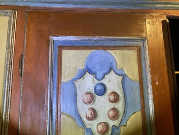 Een paar grote Italiaanse polychrome houten tweedeurskasten met wapenschilden, 17e eeuw