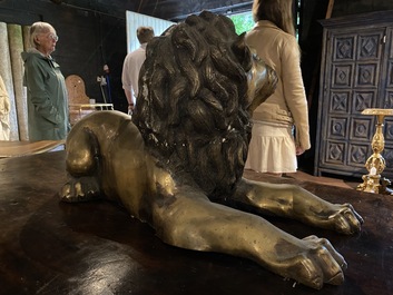 A patinated bronze reclining lion, 20th C.