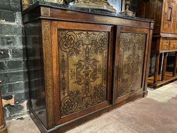 Buffet miroir de style Napol&eacute;on III avec le dessus en marbre en bois incrust&eacute; de cuivre dans le style de Boulle, 19&egrave;me