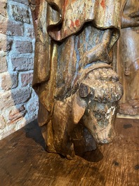 Een Spaanse polychrome notelaren sculptuur van Sint Lucas, 16e eeuw