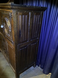 Armoire basse en ch&ecirc;ne &agrave; trois portes &agrave; d&eacute;cor sculpt&eacute;, Flandres, 16&egrave;me