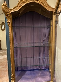 Een rijk gesculpteerde vergulde houten vitrine in Rococo-stijl, 19e eeuw