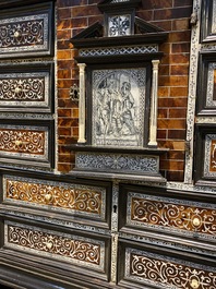 Een Spaans deels ge&euml;boniseerd houten kabinet met schildpadfineer en gegraveerde benen plaquettes, 19e eeuw