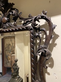 Een ge&euml;boniseerde notelaren spiegel in rococo-stijl, wellicht Itali&euml;, 18/19e eeuw