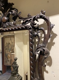 Miroir de style rococo en bois sculpt&eacute; et &eacute;bonis&eacute;, probablement Italie, 18/19&egrave;me