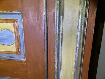 Paire de grandes armoires &agrave; deux portes en bois polychrom&eacute; &agrave; d&eacute;cor de blasons, Italie, 17&egrave;me