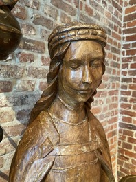 Een grote eikenhouten figuur van de heilige Catharina van Alexandri&euml;, begin 16e eeuw