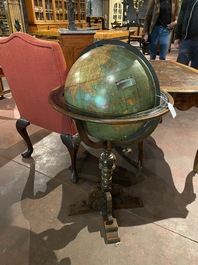 Een grote Amerikaanse bibliotheekglobe met notenhouten standaard, Williams-Pridham/ W &amp; A.K. Johnston Ltd., begin 20e eeuw