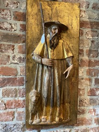 Paire de reliefs en bois sculpt&eacute; et polychrom&eacute; figurant Saint Antoine et un &eacute;v&ecirc;que, 17&egrave;me