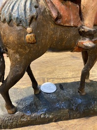 Saint Martin sur son cheval en ch&ecirc;ne sculpt&eacute; et polychrom&eacute;, Flandres, Anvers, 16&egrave;me