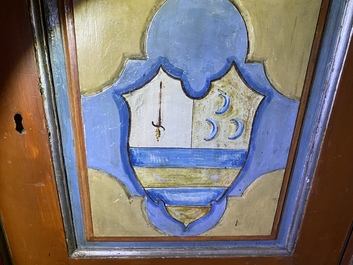 Paire de grandes armoires &agrave; deux portes en bois polychrom&eacute; &agrave; d&eacute;cor de blasons, Italie, 17&egrave;me