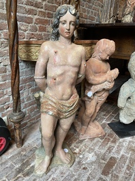 Een polychrome stenen figuur van Sint-Sebastiaan, 17e eeuw