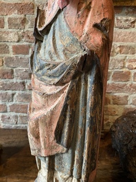 Saint &eacute;v&ecirc;que en ch&ecirc;ne sculpt&eacute; et polychrom&eacute; sur un base avec &eacute;cu, Flandres, vers 1500