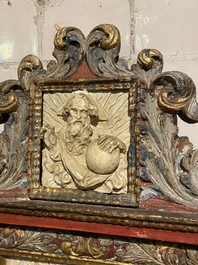 Huisaltaar in polychroom en verguld hout met de Heilige Familie, Itali&euml; of Spanje, 17e eeuw