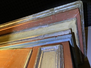 Een paar grote Italiaanse polychrome houten tweedeurskasten met wapenschilden, 17e eeuw