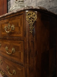 Een Franse mahoniehoutengefineerde commode met verguld bronzen monturen en marmeren blad, 18e eeuw