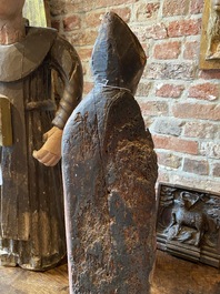 Saint &eacute;v&ecirc;que en ch&ecirc;ne sculpt&eacute; et polychrom&eacute; sur un base avec &eacute;cu, Flandres, vers 1500