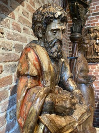 Een Spaanse polychrome notelaren sculptuur van Sint Lucas, 16e eeuw