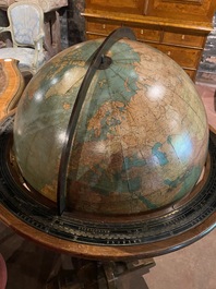 Een grote Amerikaanse bibliotheekglobe met notenhouten standaard, Williams-Pridham/ W &amp; A.K. Johnston Ltd., begin 20e eeuw